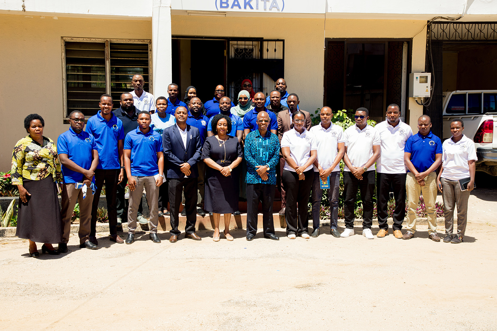 Mheshimiwa Arthur Andambi, Balozi wa Kenya nchini Japan, akiwa katika picha ya pamoja na Katibu Mtendaji wa Baraza la Kiswahili la Taifa (BAKITA) Bi Consolata Mushi na watumishi wa BAKITA mara baada ya ziara yake katika ofisi za baraza zilizopo Kijitonyam