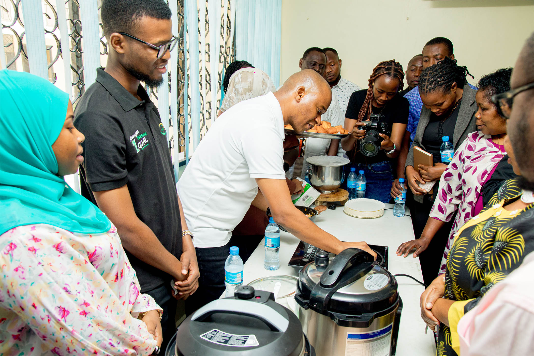 Watumishi wa Baraza la Kiswahili la Taifa (BAKITA) wakipatiwa elimu kuhusu umuhimu wa nishati safi na matumizi salama ya umeme kutoka Shirika la Umeme Tanzania (TANESCO), kwa ajili ya kulinda mazingira na kuimarisha usalama.