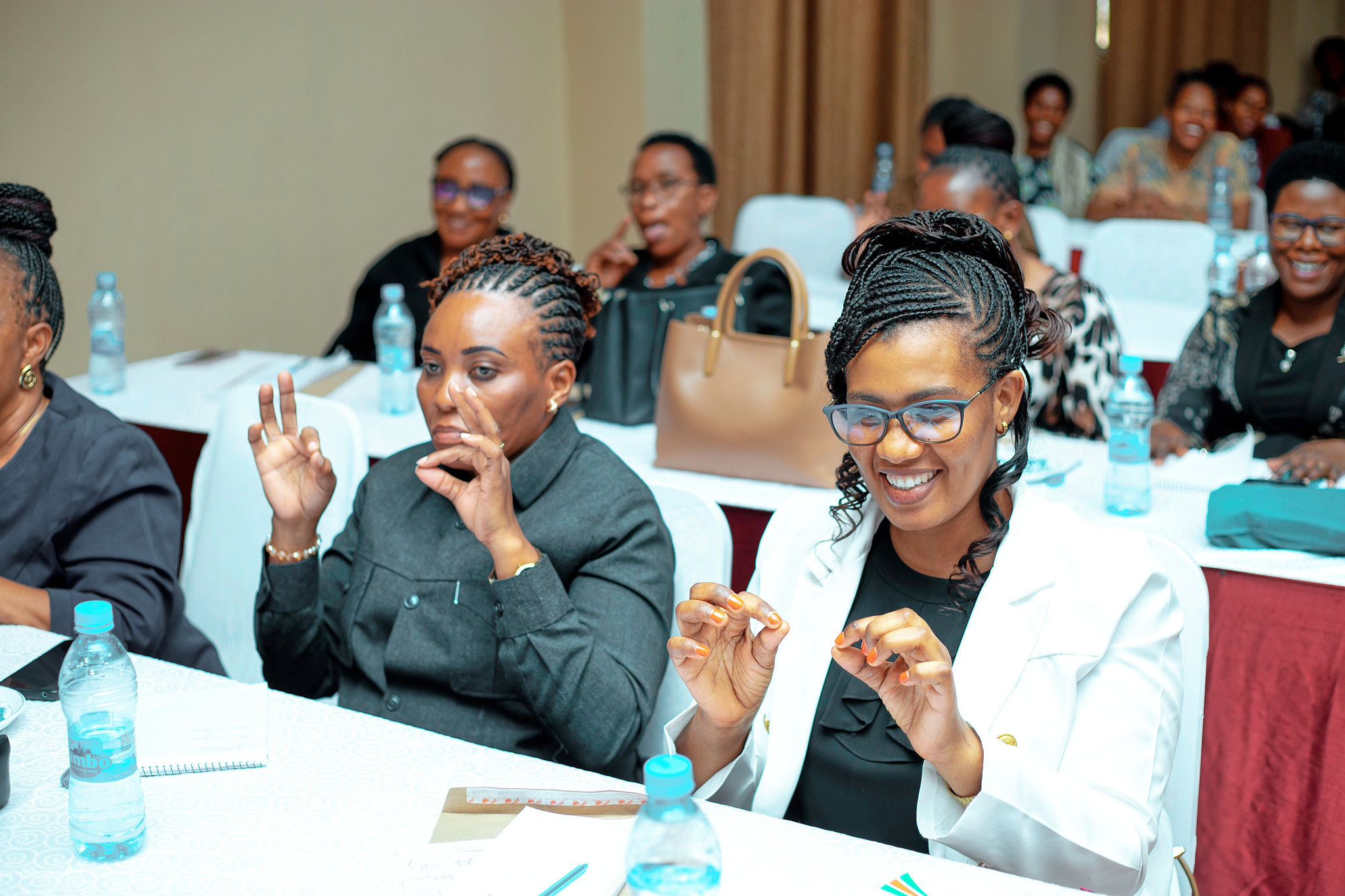 Washiriki wa mafunzo ya Matumizi ya Kiswahili Sanifu na Fasaha kwa Waandishi Waendesha Ofisi (WWO) wakijifunza lugha ya alama kwa lengo la kuwawezesha kutoa huduma bora na kurahisisha mawasiliano na wananchi wenye ulemavu.